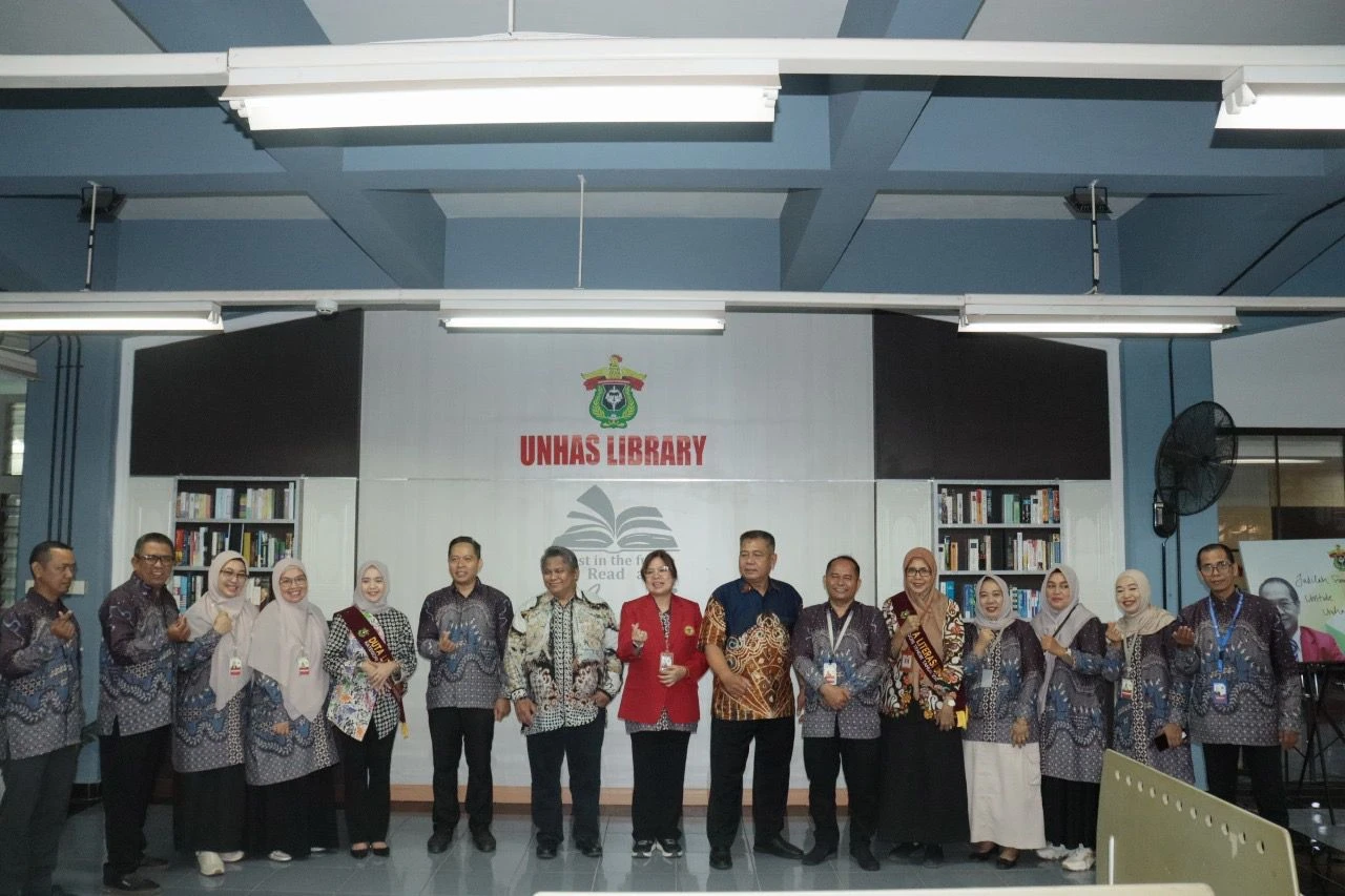 Senyum bangga tim Perpustakaan Universitas Hasanuddin (Unhas) usai berhasil mempertahankan Akreditasi A (Unggul) dari Perpustakaan Nasional untuk periode 2025-2029. Prestasi ini buah kerja keras dalam menjaga dan meningkatkan kualitas layanan perpustakaan, siap menjadi Perpustakaan Rujukan Nasional.